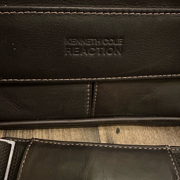 (NWT) Kenneth Cole Reaction Messenger bag - Picture 2 of 7